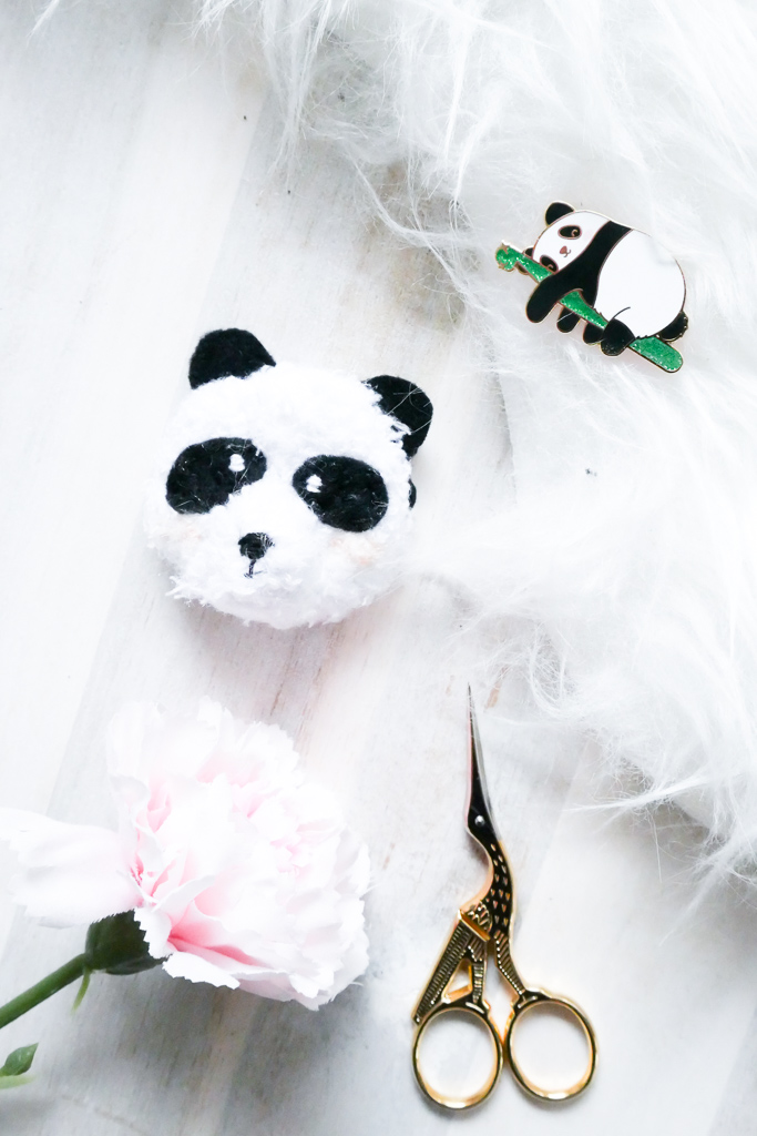 Pandabär- Schmuckstück, einfache und kostenlose Häkelanleitung