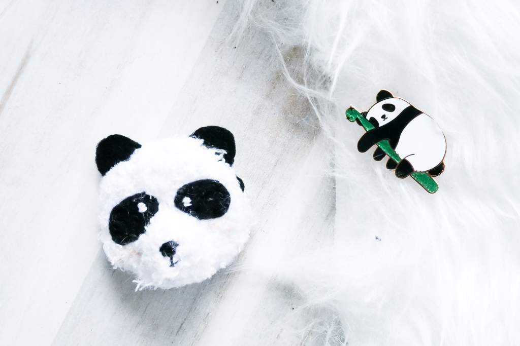 Pandabär- Schmuckstück, einfache und kostenlose Häkelanleitung